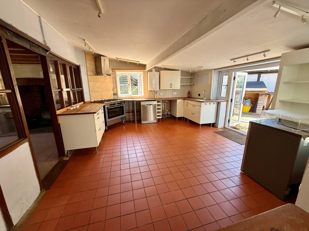 Lot: 224 - DETACHED COTTAGE FOR REFURBISHMENT - Kitchen/dining room